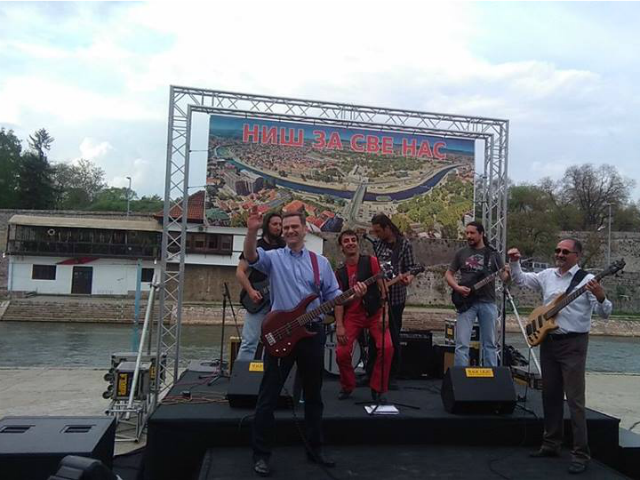 Borko Stefanoviç, lideri i të ,majtës serbe, luan kitarë në një tubim në Nis. Foto: Facebook 