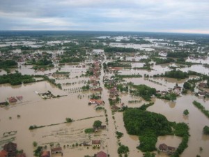Përmbytjet më të këqija të regjistruara ndonjëherë në 120 vite nxorën nga shtrati shumë lumenj dhe përmbytën mijëra kilometra tokë.