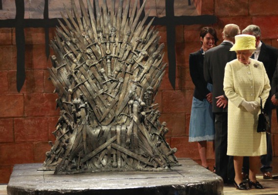 Mbretëresha Elizabeth II viziton sheshin e xhirimit të "Game of Thrones". Foto: (AP Photo/Peter Morrison)