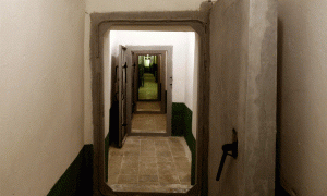 Një korridor i gjatë brenda bunkerit tregon kompleksitetin e tij dhe dyert e rënda që duhej t’i mbijetonin një sulmi atomik. (AP Photo/Hektor Pustina)