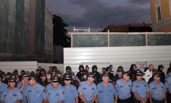 Forcat policore po përballen me protestuesit e opozitës për shkak të një bunkeri që po ndërtohet në qendër të Tiranës më 21 shtator 2015. Foto: Gent Shkullaku/LSA
