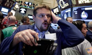 Një tregtar reagon ndaj rënies së fortë të bursave më 6 gusht 2015 në Bursën e Nju Jorkut. Çmimi i naftës pësoi luhatje të forta përgjatë javëve të fundit duke shënuar minimumin në 40 dollarë për fuçi nga 50-60 dollarë për fuçi që ka qenë përgjatë muajve të fundit. (AP Photo/Richard Drew)