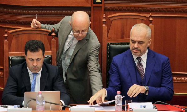 Ministri i Financave Shkëlqim Cani, Kryeministri Edi Rama dhe zëvendëskryeministri Niko Peleshi, gjatë një seance parlamentare. Foto: LSA / MALTON DIBRA