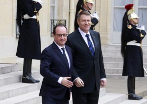 Presidenti francez  Francois Hollande, majtas, përshëndet presidentin rumun,  Klaus Iohannis përpara takimit.  (AP Photo/Remy de la Mauviniere)