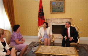 Cherie Blair duke takuar ish kryeministrin Sali Berisha dhe bashkëshorten e tij Liri Berisha më 8 korrik 2010. Zonja Blair fitoi pak më vonë nga qeveria Berisha një kontratë konsulence të majme. Foto: Gent Shkullaku/LSA