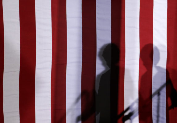 Kandidatja demokrate për presidente Hillary Clinton duket nga një flamur amerikan gjatë një fjalimi. 12 tetor 2016, Foto: Beta/(AP Photo/John Locher)
