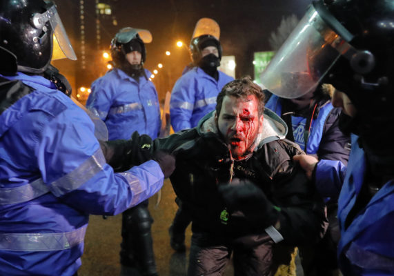 Policia speciale në Rumani arreston një protestues. Foto: (AP Photo/Vadim Ghirda)