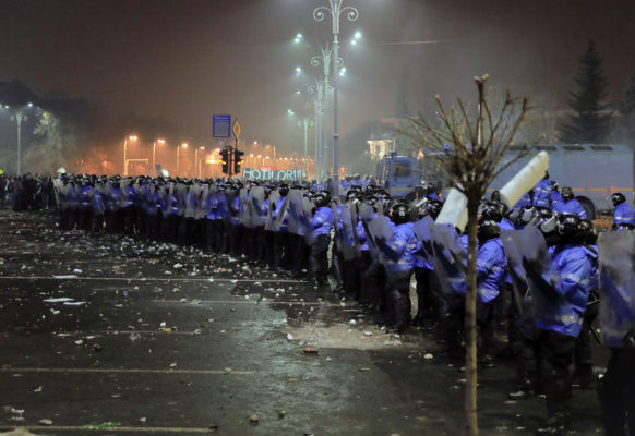 Policia speciale në Rumani pozicionohet përpara godinës së qeverisë. Foto: (AP Photo/Vadim Ghirda)