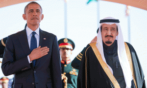Presidenti Barack Obama dhe Mbreti i Arabisë Saudite Salman bin Abdul Aziz gjatë ceremonisë së mbërritjes në Riad, Arabia Saudite më 27 janar 2015. (AP Photo/SPA)