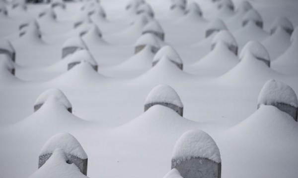 Gurët e varreve janë pothuajse tërësisht të mbuluara nga dëbora në Varrezat Kombëtare të Arlingtonit në Arlington, Virxhinia në SHBA. (AP Photo/Alex Brandon)