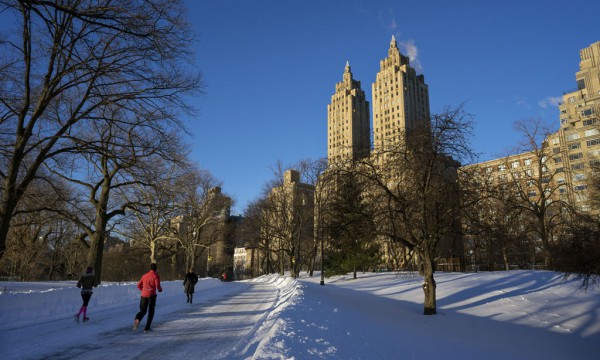 Kalimtarët po çajnë me vështirësi rrugën e mbuluar nga dëbora në Parkun Qendror të Nju Jorkut të dielën më 24 janar 2016. Nju Jorku u mbulua nga dëbora. Në Nju Jork ranë deri në 68 centimetra dëborë duke e bërë këtë stuhinë e dytë më të rëndë të regjistuar në histori. (AP Photo/Craig Ruttle)