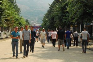 Qytarët e Dibrës duke shëtitur në bulevardin e qytetit | Foto nga : Lindita Çela