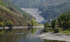 Diga e hidrocentralit të Fierzës mbi lumin Drin. Foto: Gjergj Erebara/BIRN