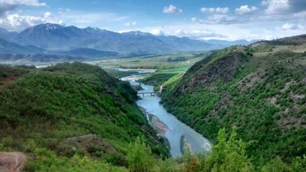 Rrjedha e lumit Drin i Zi, ku pritet të ndërtohet diga e hidrocentralit "Katund i Ri" | Foto nga : Jetona Koçibelli