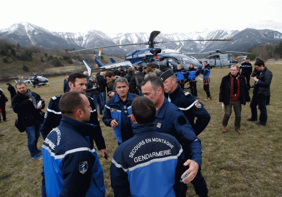 Punonjës të shpëtimit dhe xhandarët mblidhen së bashku në Alpet Franceze teksa një skuadër kërkim shpëtimi përpiqet të arrijë në zonën e përplasjes së avionit të pasagjerëve. (AP Photo/Claude Paris)