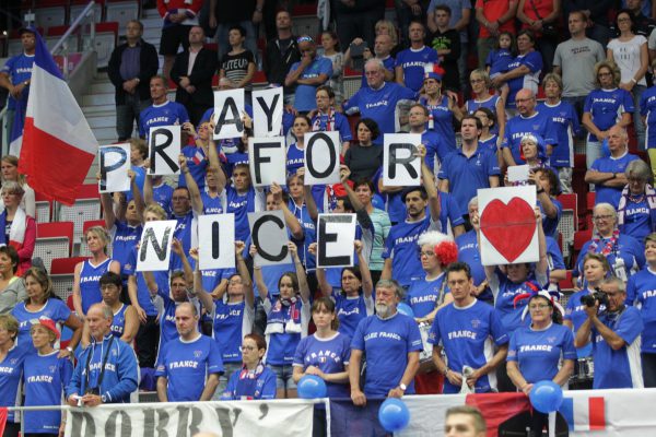 Lutje për Nisën, qytetarët e Sllovakisë nderojnë viktimat e sulmit terrorist në Francë. (Petr Sznapka/CTK via AP) 