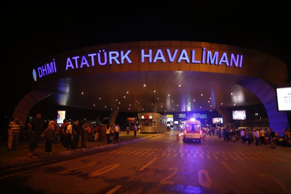 Njerëzit mblidhen përpara aeroportit Ataturk të Stambollit për të mësuar më shumë rreth fatit të të afërmve të tyre. 29 qershor 2016. Foto: (AP Photo/Emrah Gurel) 