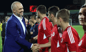 Kryeministri i Shqipërisë Edi Rama përshëndet futbollistët e kombëtares gjatë inaugurimit të stadiumit Elbasan Arena në Elbasan më 9 tetor 2014 | Foto nga: Franc Zhurda/LSA