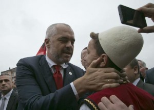 Kryeministri Edi Rama përqafon një fëmijë Shqiptar që ka dalur ta presë në Preshevë | Foto nga Visar Kryeziu/AP