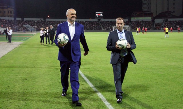Kryeministri, Edi Rama dhe sekretari i pergjithshem i FSHF, Ilir Shulku, gjate ceremonise se inagurimit te stadiumit, Elbasan Arena, ne qytetin e Elbasanit. | Foto nga : Franc Zhurda/LSA