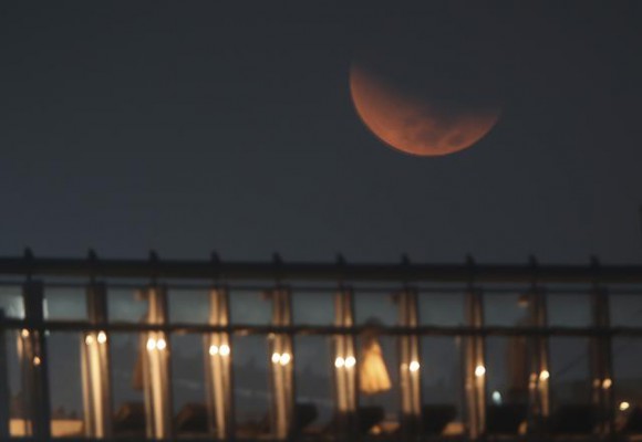 EMIRATET E BASHKUARA Hija e tokës eklipson hënën në Dubai. Foto nga (AP Photo/Kamran Jebreili)