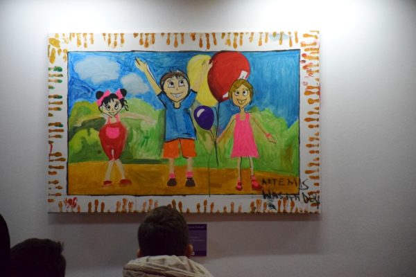 Ekspozita "Edhe unë bëj art" me pikturat e fëmijëve me vështirësi në shikim dhe dëgjim. 3 dhjetor 2016. Foto: Ivana Dervishi/BIRN