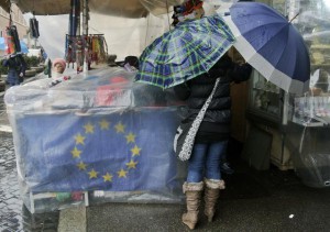 Flamuri i BE-së i mbështjellë me qese nga një shitës ambulant në Romë | Foto nga: AP/Gregorio Borgia