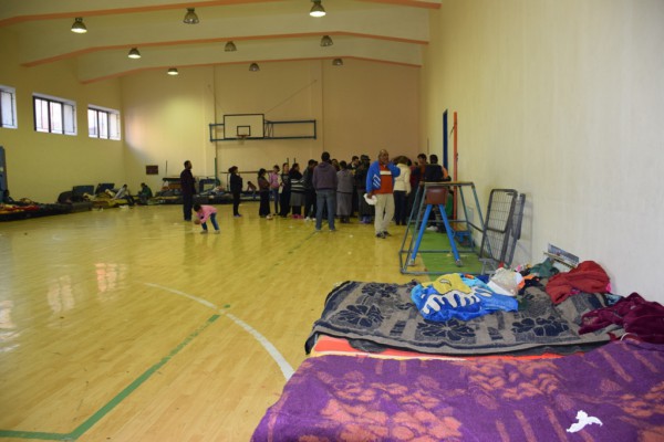 Familjet e evakuuara në palestrën e shkollës Misto Mame në Tiranë pasi shtëpitë e tyre u përmbytën nga lumi i Tiranës më 8 janar 2015. Foto: Ivana Dervishi/BIRN