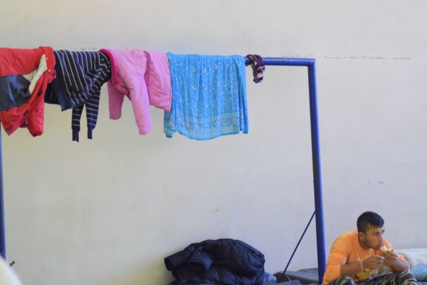 Një varëse rrobash e improvizuar në palestrën e shkollës Misto Mame në Tiranë ku janë strehuar familjet e shtëpive të përmbytura nga Lumi i Tiranës. Foto: Ivana Dervishi/BIRN