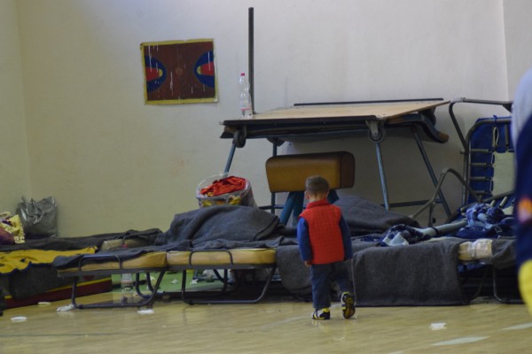 Familjet e evakuuara në palestrën e shkollës Misto Mame në Tiranë pasi shtëpitë e tyre u përmbytën nga lumi i Tiranës më 8 janar 2015. Foto: Ivana Dervishi/BIRN