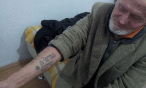 Fazli Deliu me tatuazhin ku ka shënuar ditën kur u burgos. 
