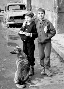 Tetë-vjeçari Adi Arapovicc (majtas) në foton e 1992 nga Christian Maréchal. Burimi: Wikicommons.