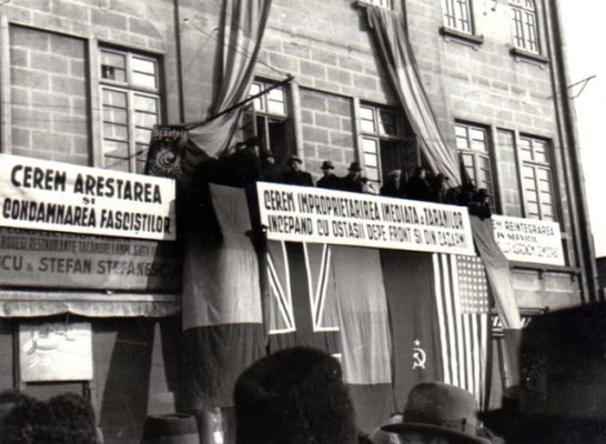 Lideri komunist i Rumanisë Gheorghe Gheorghiu Dej dhe anëtarë të tjerë të lartë të Partisë Komuniste në një demonstratë duke kërkuar për dënimin e krimeve të luftës fashiste më 13 shkurt 1945. Foto: Fototeca online a comunismului românesc, photo #HA059