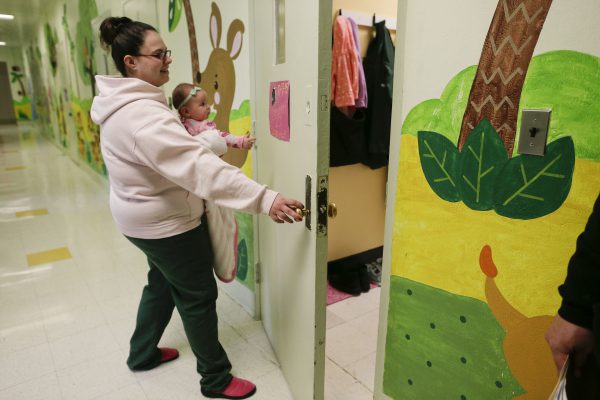 Në këtë foto të 12 prillit 2016, teksa mban vajzën Codylynn, Jennifer Dumas hap derën e dhomës së saj brenda çerdhes në burgun Bedford Hills në Nju Jork. (AP Photo/Julie Jacobson)