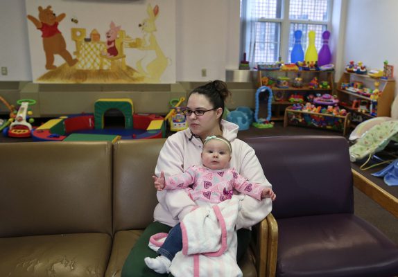 Në këtë foto të 12 prillit 2016, Jennifer Dumas i përgjigjet pyetjeve gjatë një intervistë ndërsa mban vajzën e saj, Codylynn, në një dhomë ku luajnë fëmijët në burgun Bedford Hills, Nju Jork. (AP Photo/Julie Jacobson)