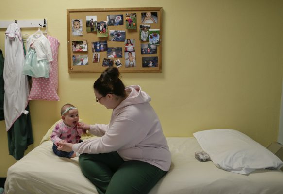 Jeniffer Dumas luan me vajzën, Codylynn, në një dhomë ku luajnë fëmijët në burgun Bedford Hills, Nju Jork. (AP Photo/Julie Jacobson)