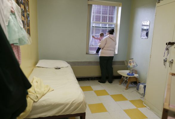 Jeniffer Dumas sheh jashtë një dritareje me vajzën, Codylynn, në burgun Bedford Hills, Nju Jork. (AP Photo/Julie Jacobson)
