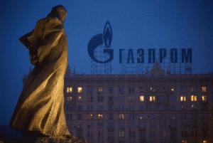 Foto e 4 marsit 2014. Monumenti i poetit dhe shkrimtarit ukrainas Taras Shevçenko pranë një blloku apartamentesh me reklamën e gjigantit rus të gazit Gazprom në Moskë. Polonia rinisi më 12 shtator furnizimet e Ukrainës me gaz për shkak se furnizimet nga Rusia ranë ndjeshëm javën e kaluar. Marrëdhëniet e Europës me Rusinë janë acaruar shumë së fundmi  dhe po shoqërohen me probleme në furnizimin me gaz të disa vendeve. (AP Photo/Alexander Zemlianichenko, file)