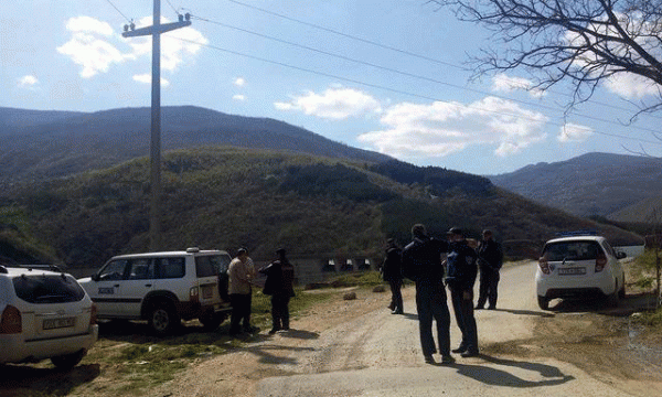 Policia maqedonase e vendosur në hyrje të fshatit Gushnicë | Foto: BIRN