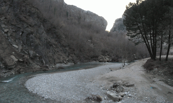 Lumi i Tiranës i parë nga ana lindore e grykës së Tujanit, fotografuar më 14 mars 2015. Një segment i rrugës së Arbrit fotografuar më 14 mars 2015. Punimet janë ndërprerë prej një viti. Foto: Gjergj Erebara/BIRN