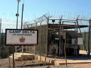Hyrja në Kampin Delta në burgun e Guantanamos. Foto: Kathleen T. Rhem - Wikimedia Commons.