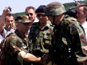 Radosavljevic me trupat e NATO-s në Serbinë jugore në 2001. Foto kortezi nga bytyqibrothers.com