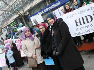 Ilustrimi: Gra myslimane protestojnë në Sarajevë për të drejtën e tyre për të mbajtur ferexhe shkurtin e kaluar. Foto: Facebook