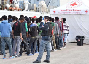 Imigrantët në Itali. Foto: (AP Photo/Carmelo Imbesi)