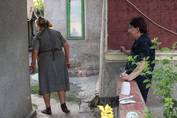 Ioana Ganea (djathtas) dhe nëna e saj në kopështin e shtëpisë së tyre në fshatin Sultana. Foto: George Popescu