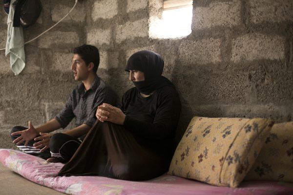 Në këtë foto të 18 majit 2016, Nuri, djathtas dhe djali i saj flasin për Associated Press në kampin Kankhe për zhvendosjen me dhunë. Bashkëshorti i saj Murat Mahmoud u vra më 3 gusht 2014 nga militantët e ISIS në një masakër të yazidisëve. (AP Photo/Maya Alleruzzo)