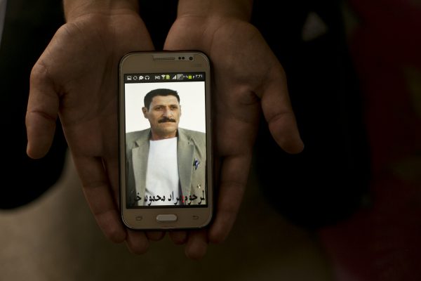 Në këtë foto të 18 majit 2016 në një telefon shfaqet fotoja e Murad Mahmoud, i cili është vrarë nga militantët e ISIS në 2014 dhe besohet të jetë mes 40 trupave të pajetë në një varr masiv në malin Sinjar. Vajza e tij mbahet ende nga militantët. (AP Photo/Maya Alleruzzo)
