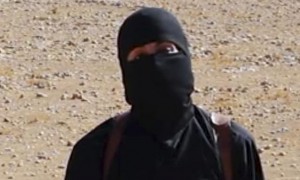 Një sekuencë e marrë nga një video e Shtetit Islamik që tregon militantin me theks Britanik | Foto nga :AP