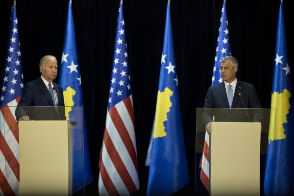 Presidenti i Kosovës Hashim Thaçi dhe Zv. presidenti i SHBA Joe Biden gjatë një konference për shtyp. 17 gusht 2016. (AP POOL Photo/Visar Kryeziu)