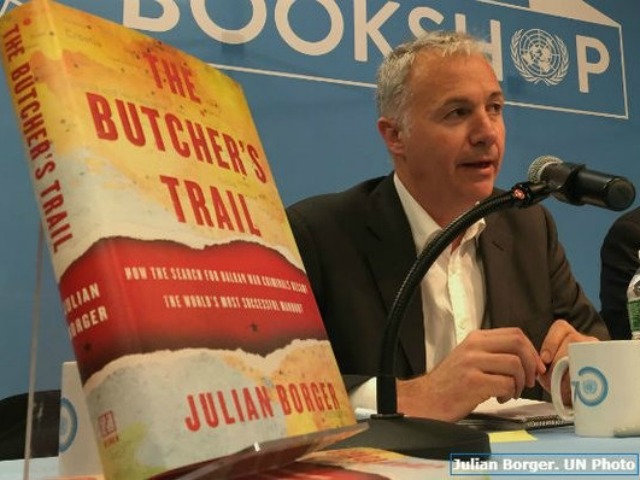  Julian Borger me librin e tij "Gjyqi i kasapit" në janar. Foto: OKB.